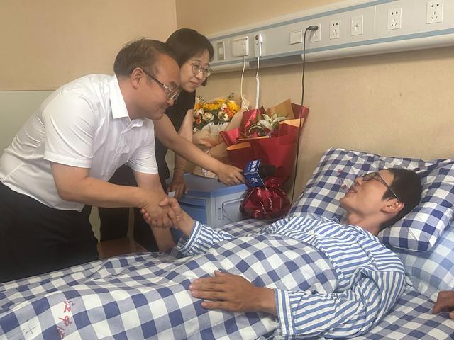 跳江救人小哥希望不要再给他捐钱(图1)