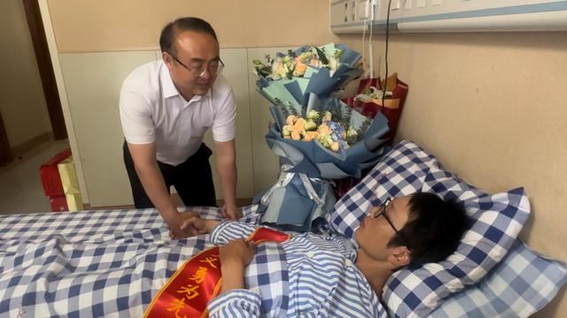 跳江救人小哥希望不要再给他捐钱(图4)