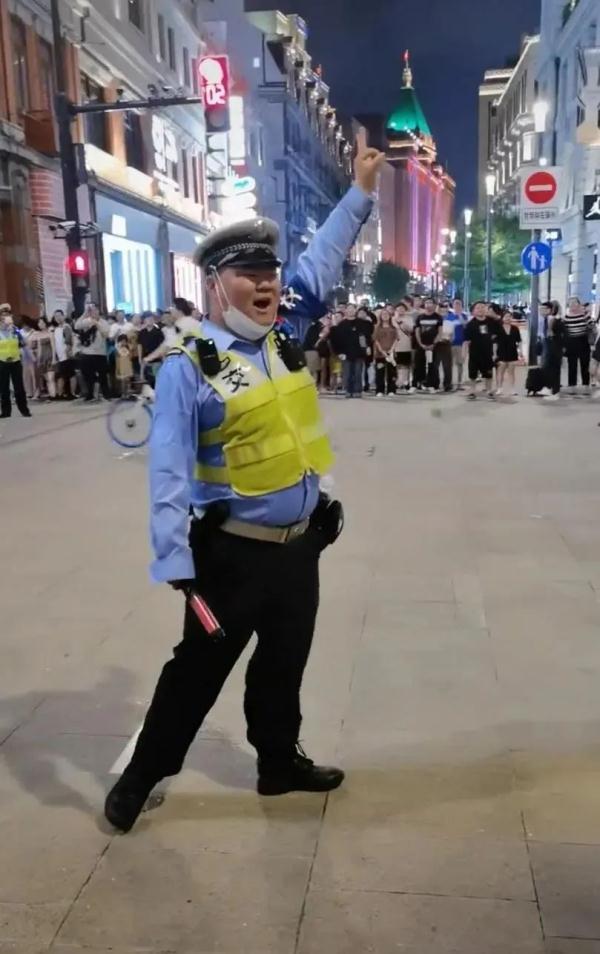 上海南京路“岳云鹏”火了！连网友都说：“整个路口都是他的舞台” 本人回应了(图1)