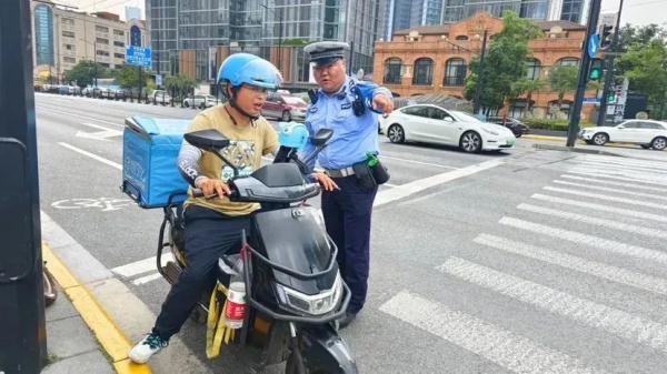 上海南京路“岳云鹏”火了！连网友都说：“整个路口都是他的舞台” 本人回应了(图3)