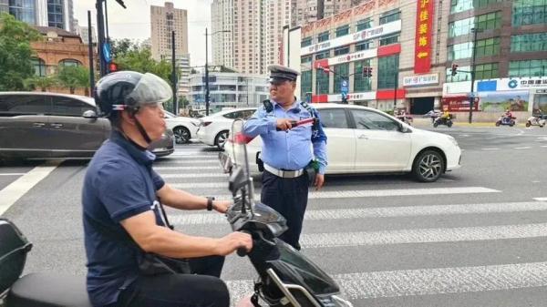 上海南京路“岳云鹏”火了！连网友都说：“整个路口都是他的舞台” 本人回应了(图4)