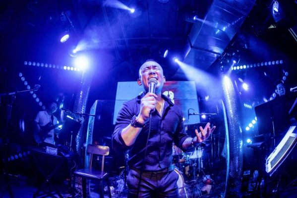 王昊王厂长荣膺《东方风云榜》“本地杰出歌手”(图4)