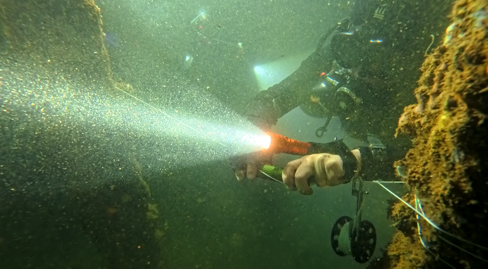 轻量化设计，实力不凡：虎鲸X7 ORCA橙专业潜水手电筒深度测评(图2)