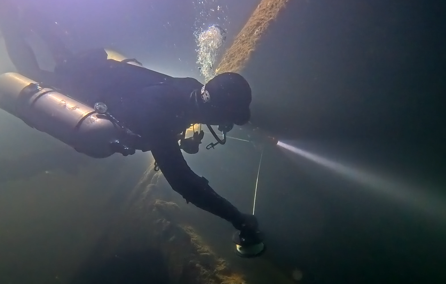 轻量化设计，实力不凡：虎鲸X7 ORCA橙专业潜水手电筒深度测评(图3)