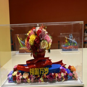 北京：国庆彩车1：20等比例模型展出