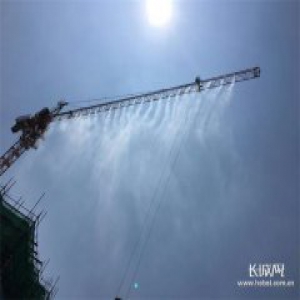 正定县项目建设现场 塔吊空中360度喷淋降尘