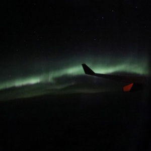 太梦幻！飞机乘客拍下美丽极光