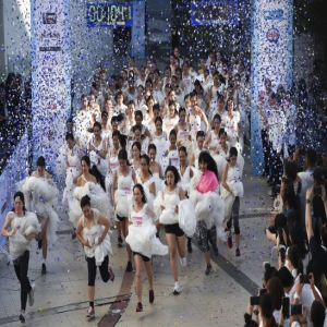 泰国曼谷举行“新娘跑” 为赢大奖新娘穿婚纱狂奔