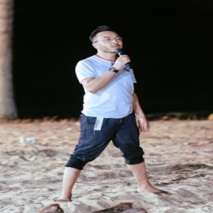 《野生厨房》汪涵海边rap放飞自我 融入当地成交际涵