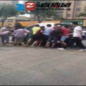 蚌埠：女子被压车下 众人抬车施救