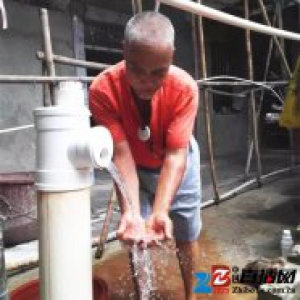 村民在家打井挖出＂喷泉＂ 水压大得能引上2楼