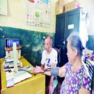 走村串户数十年如一日 她行医多年跋涉十余万公里