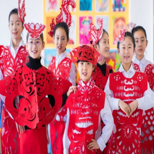呼和浩特：小学生制作创意剪纸服饰 展现非遗之美