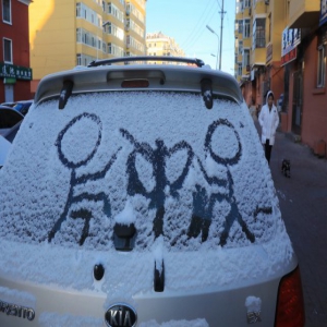 哈尔滨：市民积雪中任性涂鸦 表心意展才艺