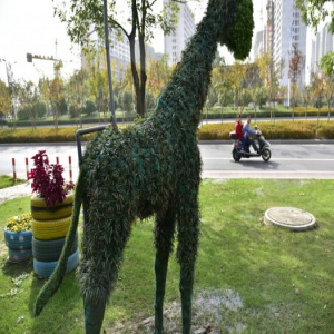 江苏南通：绿雕小品亮相街头 宣扬勤俭理念