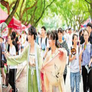 暑假第一天，2000多名学子参加“社团嘉年华”活动