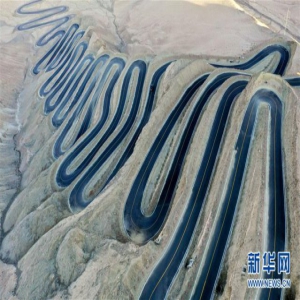 飞阅帕米尔高原的“天路”