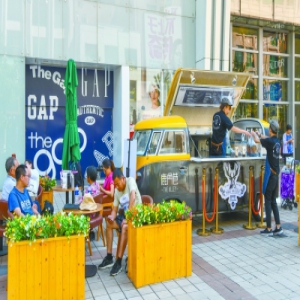 繁荣夜经济 金街迎客流晚高峰