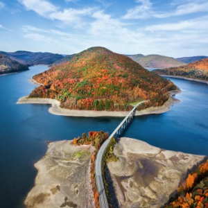 航拍美国东北部唯美秋景 色彩斑斓美如画卷