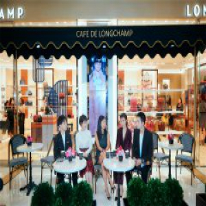 海清麂绒短裙亮相 优雅展现秋冬出街示范