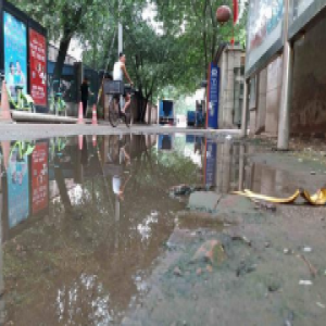 马家堡南街路面破损坑洼积水 行人连声抱怨
