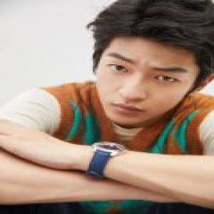 屈楚萧晒读诗视频 低音炮现场表白撩到腿软