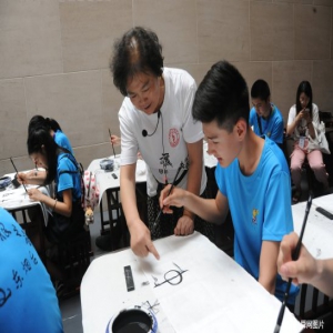 山东烟台：华裔青少年参与“中国寻根之旅” 学写甲骨文