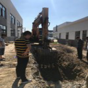 江苏工业园被曝偷埋废料 挖至3米仍有黑土泛起 并有刺鼻气味