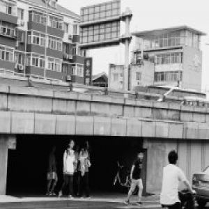 丰北桥南通道桥洞“失明”多年 大白天摸黑走