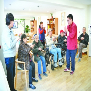 白纸坊街道胡同煤厂关张 养老四合院接棒