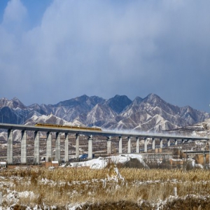 河北张家口：检测车迎战风雪测试忙