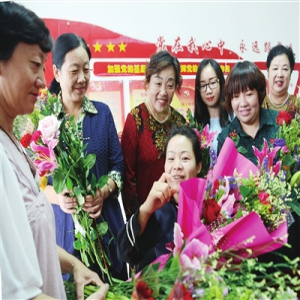 北辰区：插花能手深入社区开展免费培训活动