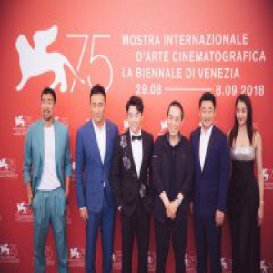 郑恺助阵张艺谋作品《影》威尼斯首映 自侃：从王的男人“升职”了