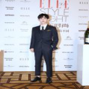郭俊辰亮相ELLE风尚大典 绅士有型尽展少年意气