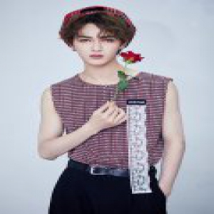 乐华七子NEXT化身持花少年 放送时尚魅力