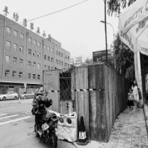 曝光仨月无回应 北蜂窝路天桥烂尾阻碍出行