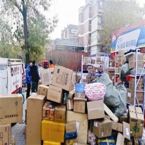 社区快递站爆仓 天津网民开启狂收模式