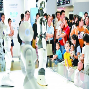 世界机器人大会迎客流高峰 小朋友周末来＂赶集＂