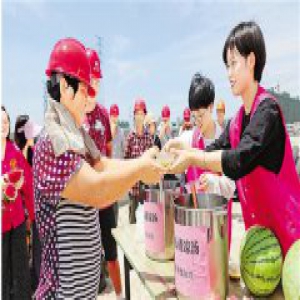 烈日坚守见精神 民生关怀撑绿荫