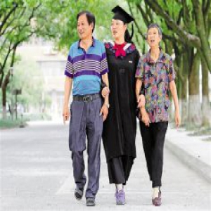 宁波退休职工胡春华资助的山区女孩大学毕业了