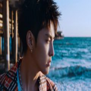 吴亦凡《Hold Me Down》MV上线 极具夏日甜蜜气息