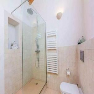 认为房间摄像头都是酒店偷装的 你错了！