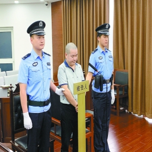 8年前走私70多万元象牙后逃离 一男子受审