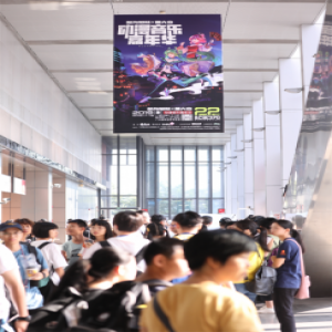 吴宣仪惊喜现身酷狗蘑菇萤火虫漫展