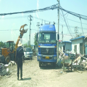 台湖镇董北路边废品回收点建彩钢房乱堆物料