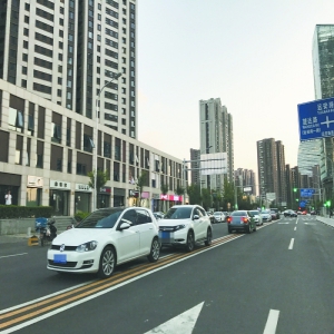 远安路周边停车秩序混乱 双黄线上禁停牌下也敢停车