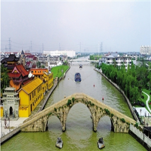 秋色连波卧长虹