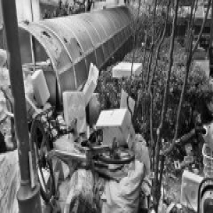 楼前垃圾未清 楼道堆满杂物 逃生通道被阻