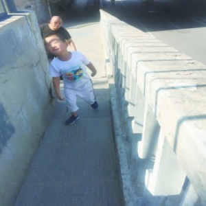 家住铁道北校在铁道南 上学要绕大远儿