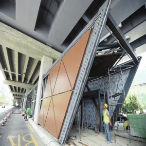 青岛路BRT站台开始外部装饰